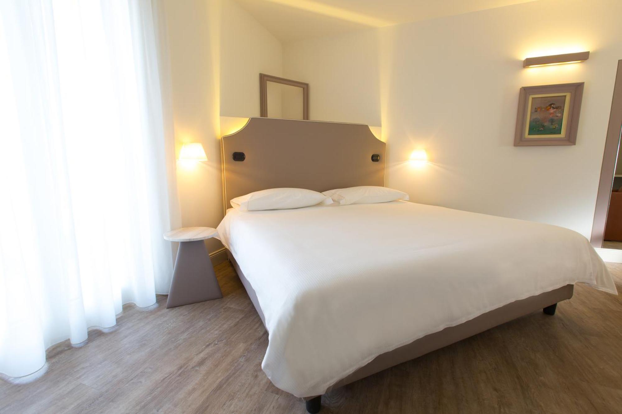 Hotel Al Campanile - Luxury Suites & Apartments Baveno Esterno foto
